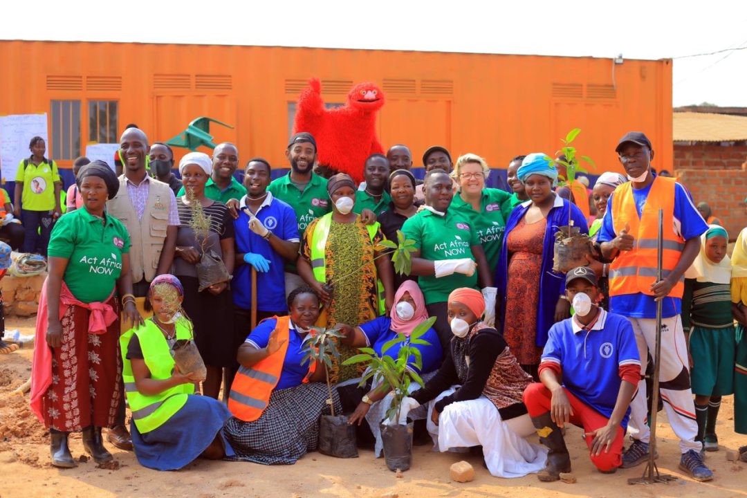 group pic of people involved in the day of tree planting and community clean up